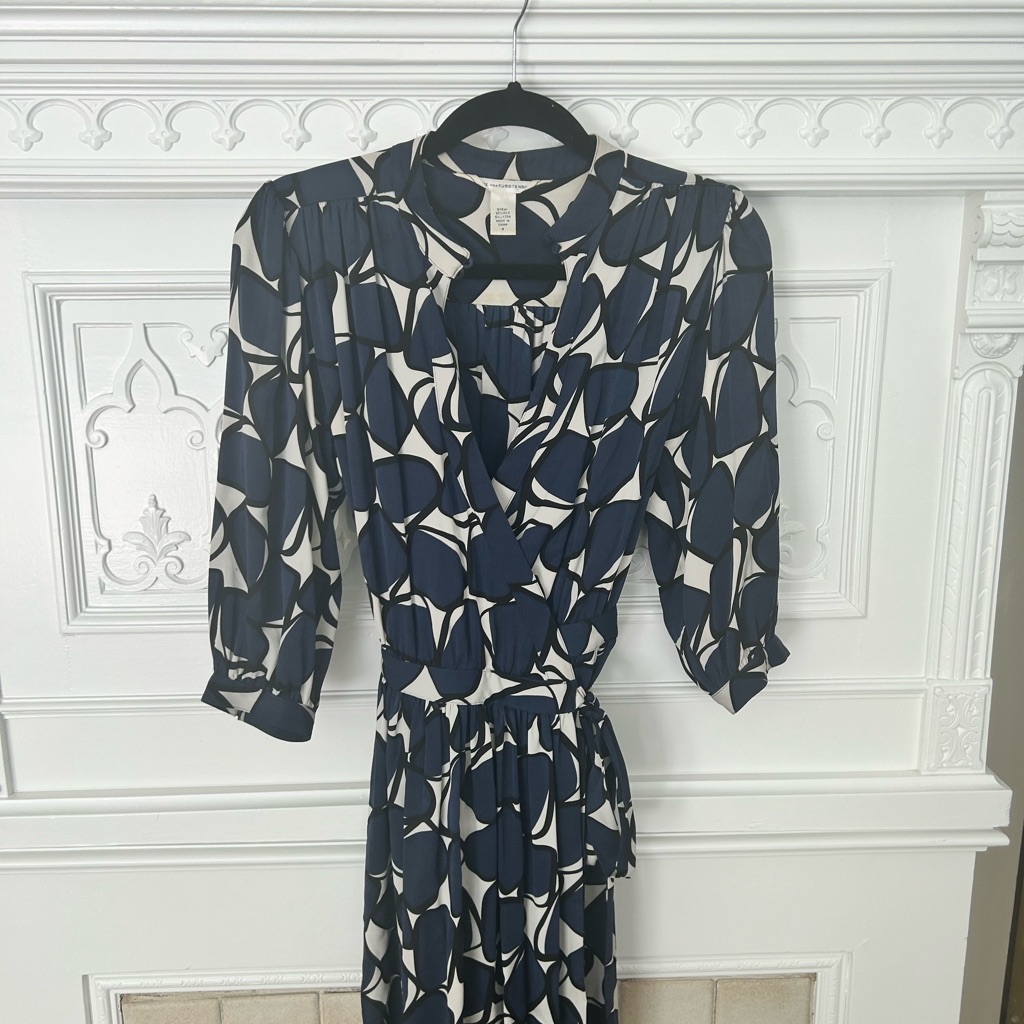 Diane Von Furstenburg Silk Wrap Mini Dress Size 4. Flippy, Timeless, Classic